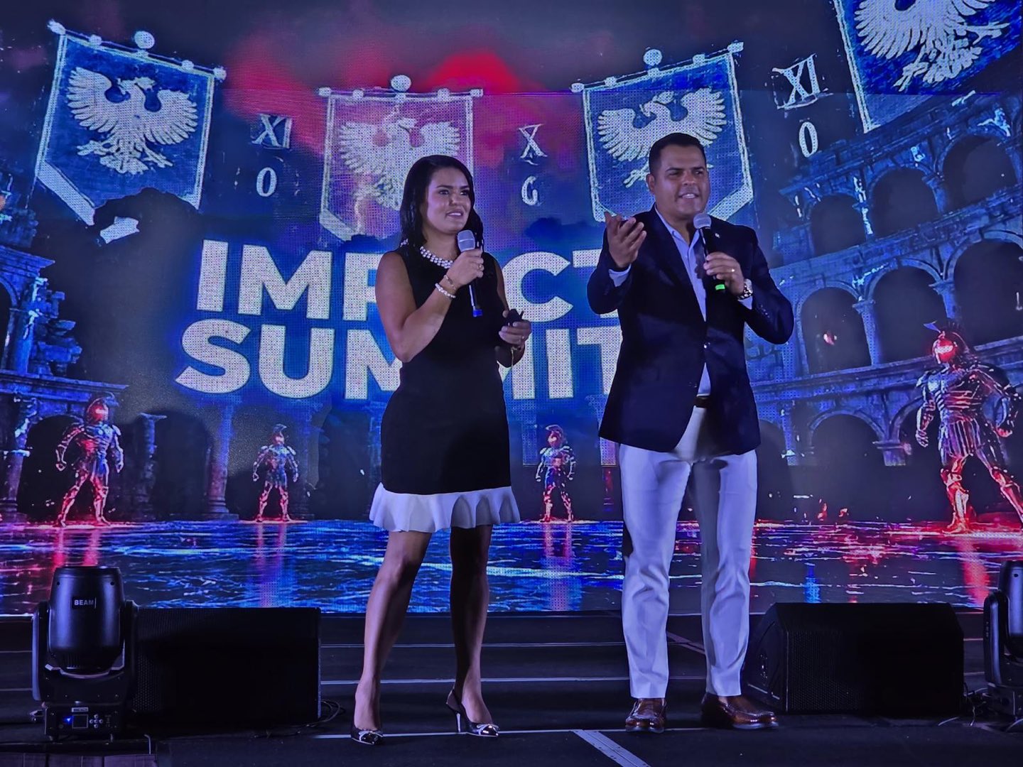 Johana Sánchez presentando en el escenario de Impact Summit, Miami