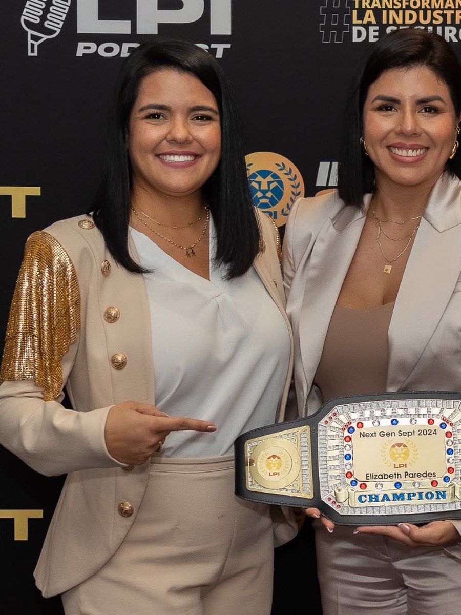 Johana Sánchez, on the left, at the LPI Impact Summit celebrating the 2024 Next Gen champion of the insurance industry