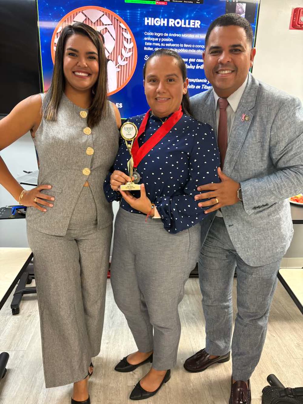 Celebrando logros del equipo en un evento de formación